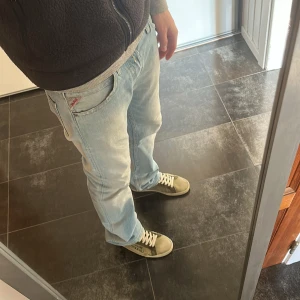 Ljusblå jeans från Replay - Säljer ett par ljusblå jeans från Replay. De har en normal passform. W32 L34