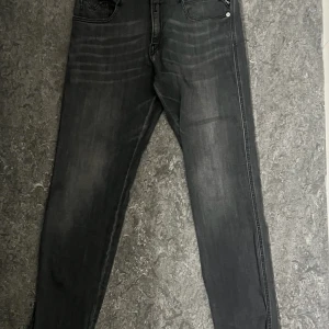 Replay jeans  - Säljer ett par svarta replay jeans väldigt bra skick snyggt för många outfits matchas enkelt med vad som helst. Skriv om ni är intresserad☺️