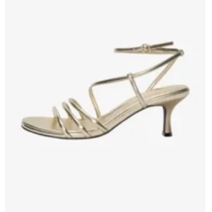 Guldiga klackskor - Snygga klackar/sandaler i guld med smala remmar och elegant låg klack. Öppen tå och justerbar rem runt vristen💕använda en gång när jag hade bal💕