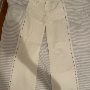 Vita jeans med nitar - Vita jeans från zara med nitar på sidorna och på bakfickorna storlek 34!
