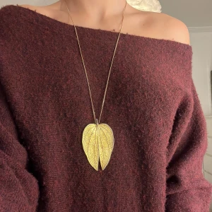 Långt halsband med guldfärgat blad - Säljer detta unika halsbandet med ett blad som hänge. Det har en lång tunn kedja. 
