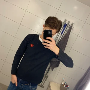 Comme de garcons tröja  - Jag säljer en riktigt fet comme de garcons tröja  || Skick: 9/10 ||Storlek: S || Modellen är 177cm🙌 || Tveka inte på att ställa frågor😉
