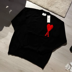 Svart stickad tröja från Ami med hjärta - Riktigt fet Ami hoodie, helt ny. Perfekt till hösten/vintern. Skriv till mig vid fler bilder eller något annat. Pris går att diskutera vid snabb affär 💫