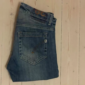 Dondup jeans blå - Säljer nu dessa dondup jeans i en standard blå färg. Jeansen är i storlek 29 och självklart så är det modellen george! Dem börjar få en riktigt snygg wash och är i ett otroligt bra skick! Ställ gärna frågor eller fråga om fler bilder🤗