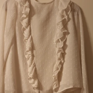 Vit blus från gina - Fin volangblus från gina tricot. Inte använd så många gånger.