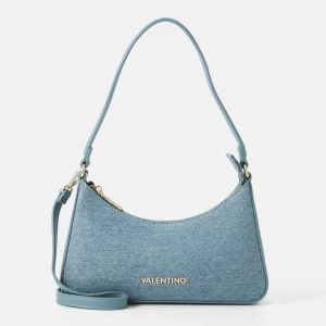 Blå axelväska från Valentino - Snygg blå axelväska från Valentino i denim-look med guldfärgad logga framtill. Väskan har en stilren, avlång form och justerbar axelrem. Helt oanvänd och ligger fortfarande i påse. 