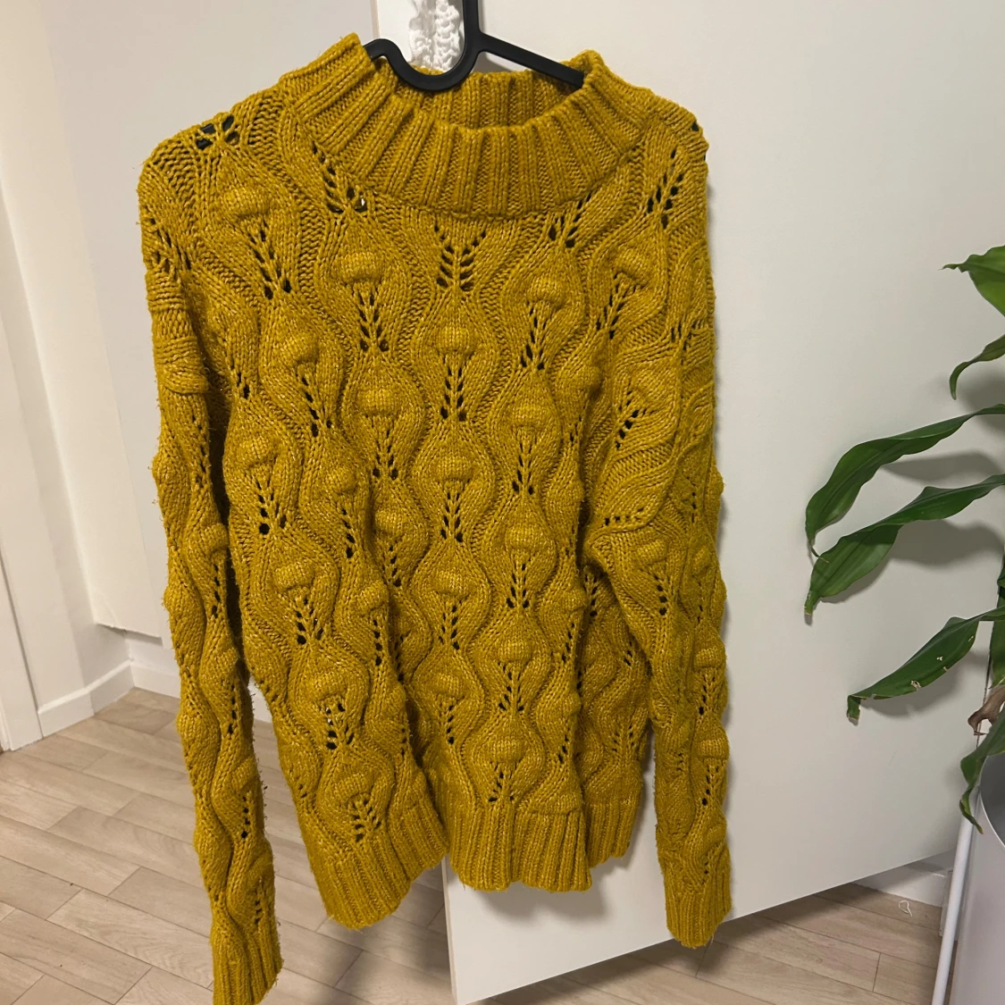 Gul stickad polotröja med mönster