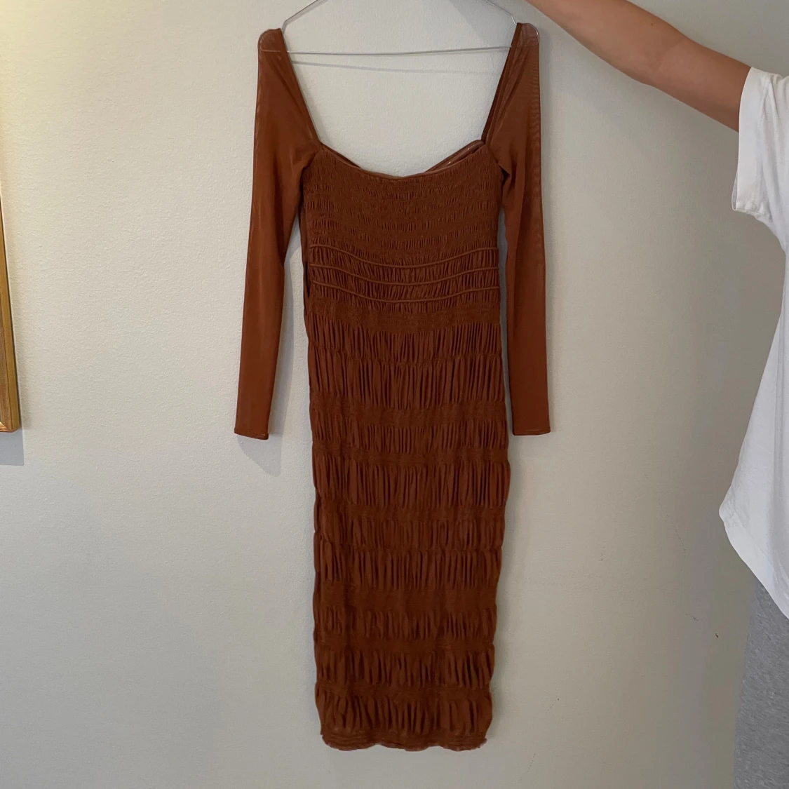 Brun långärmad smockad klänning - 1