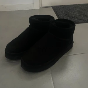 Svarta boots  - Säljer ett par svarta boots från Bianco med rund tå och platt sula. Skorna är väldigt värmande med hög sula perfekt för vintern. Jag vill bli av med dom här så snabbt som möjligt då jag aldrig använder dom så dom står bara på hyllan. Dom har används ett få antal gånger, pris kan diskuteras. Har fortfarande skokartongen som kommer med.