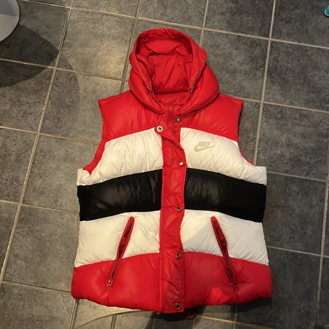 Nike dunväst med huva, röd/svart/vit - 3