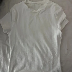 Vit basic t-shirt  - Enkel och stilren vit t-shirt med rund hals och korta ärmar. Köpt från SHEIN, aldrig använd. 