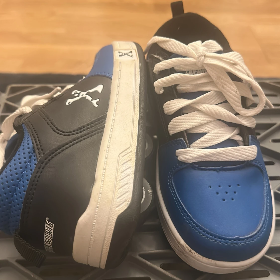 Sidewalk Sports blå svarta sneakers med hjul - 1