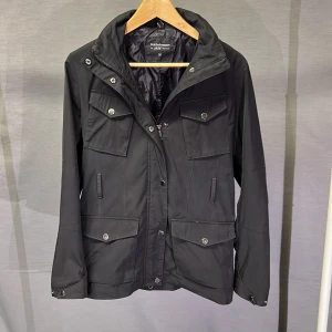  fieldjacket svart - Säljer en stört snygg field jacket! Märke: peak performance! Size M! Sitter som S! Modellen är 179cm! Sjukt stilig field jacket! Skick 8/10 begagnad men gott skick! Plagget är nytvättat och redo för ny användare🤩Hör av dig vid frågor 🤩