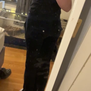 Mörkblåa juicy contoure byxor - Säljer mina fina äkta juicy contoure byxor då dom är för korta för mej. Dom saknar en knapp på bakfickan och snörerna är borta, Drf jag säljer för så billigt!❤️storlek xxs men passar mej som har S förutom att dom e för korta. Jag är (165) ❤️