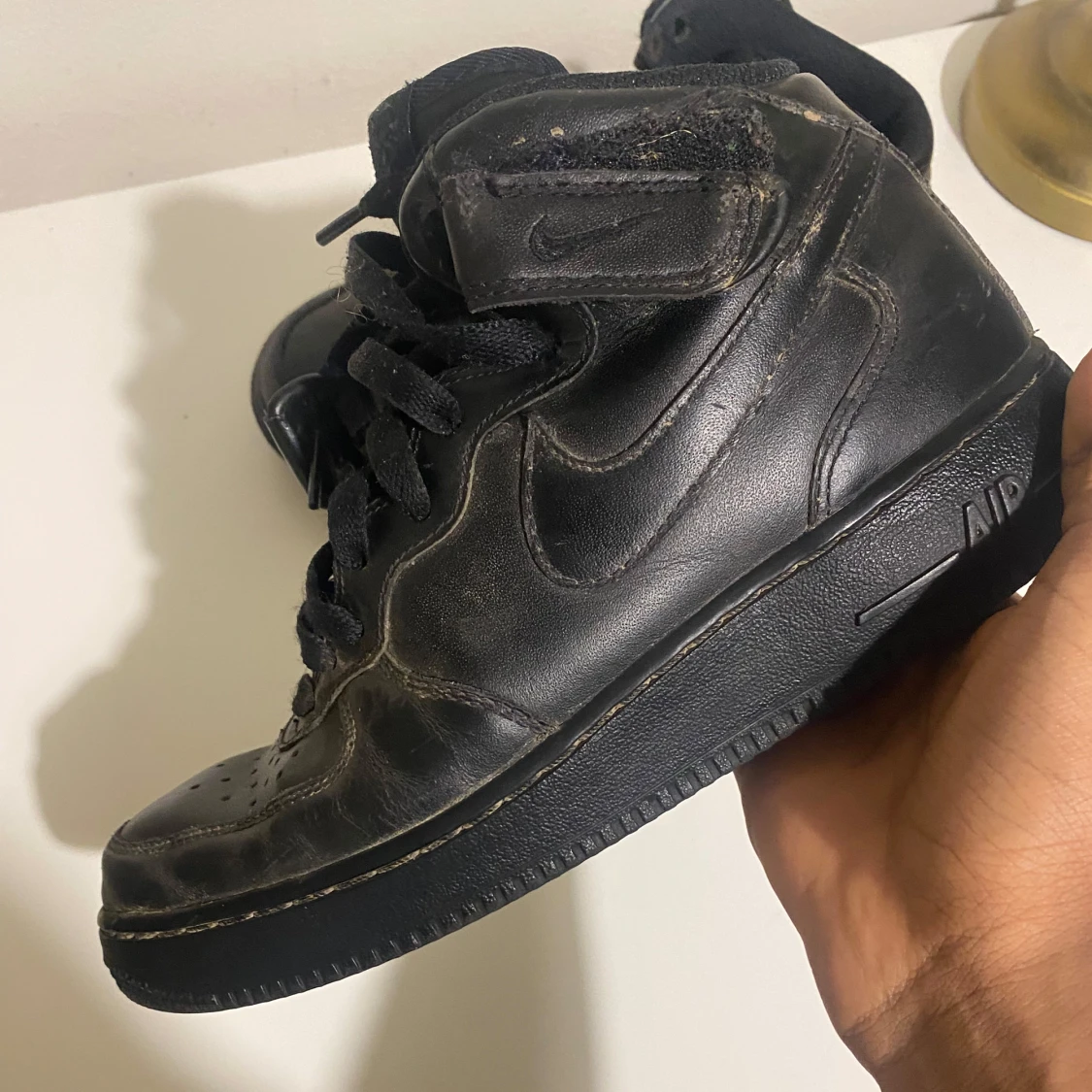 Svarta Nike Air Force 1 Mid sneakers