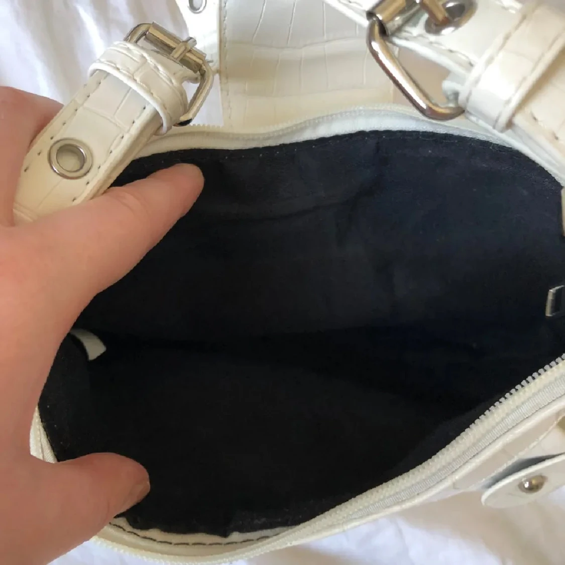 Vit axelväska i crocopräglat skinn - 4