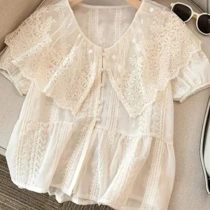 Vit/beige blus  - Säljer en fin blus. Säljer på grund av att jag inte giller hur den sitter på mig längre. Men det är jätte vacker. Pris kan diskuteras. 