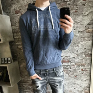 Superdry hoodie - Bra skick, lite solbränd på ärmslutet bara. Storlek M passar dig som är mellan 178-185cm ungefär. Nypris ca 1000kr. Modellen är 185 cm, 79 kg. Passar bra nu till vintern. Skriv för mer information!🤝