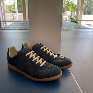 Maison Margiela Gats (Kvitto finns) - Säljer ett par stilrena Maison Margiela gats i färgen mörkblå. Strl 43 passar också 44. Skick 10/10 allt og endast prövade en gång| Kvitto finns om de skulle önskas att se💪Postar via PostNord spårbart. Pris 3599kr går att diskuteras vid snabb affär. Vid frågor eller funderingar är det bara att höra av sig. 😁