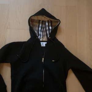 Burberry hoodie - Riktigt snygg svart burberry hoodie i storlek S. Aldrig använd och säljer för bra pris. 