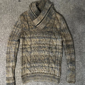 Stickad kofta  - Tja säljer nu stickad kofta i storlek M för endast 349kr! Pris är ej hugget i sten, hör av er i dm vid funderingar 🙌