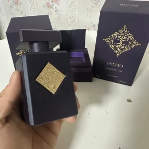 Initio Psychedelic Love EdP 90ml - Initio Psychedelic Love Eau de Parfum, 90ml. Lyxig och stilren parfym med unik design, tillverkad i Frankrike. Perfekt för dig som vill sticka ut och addera en exklusiv touch till din stil.