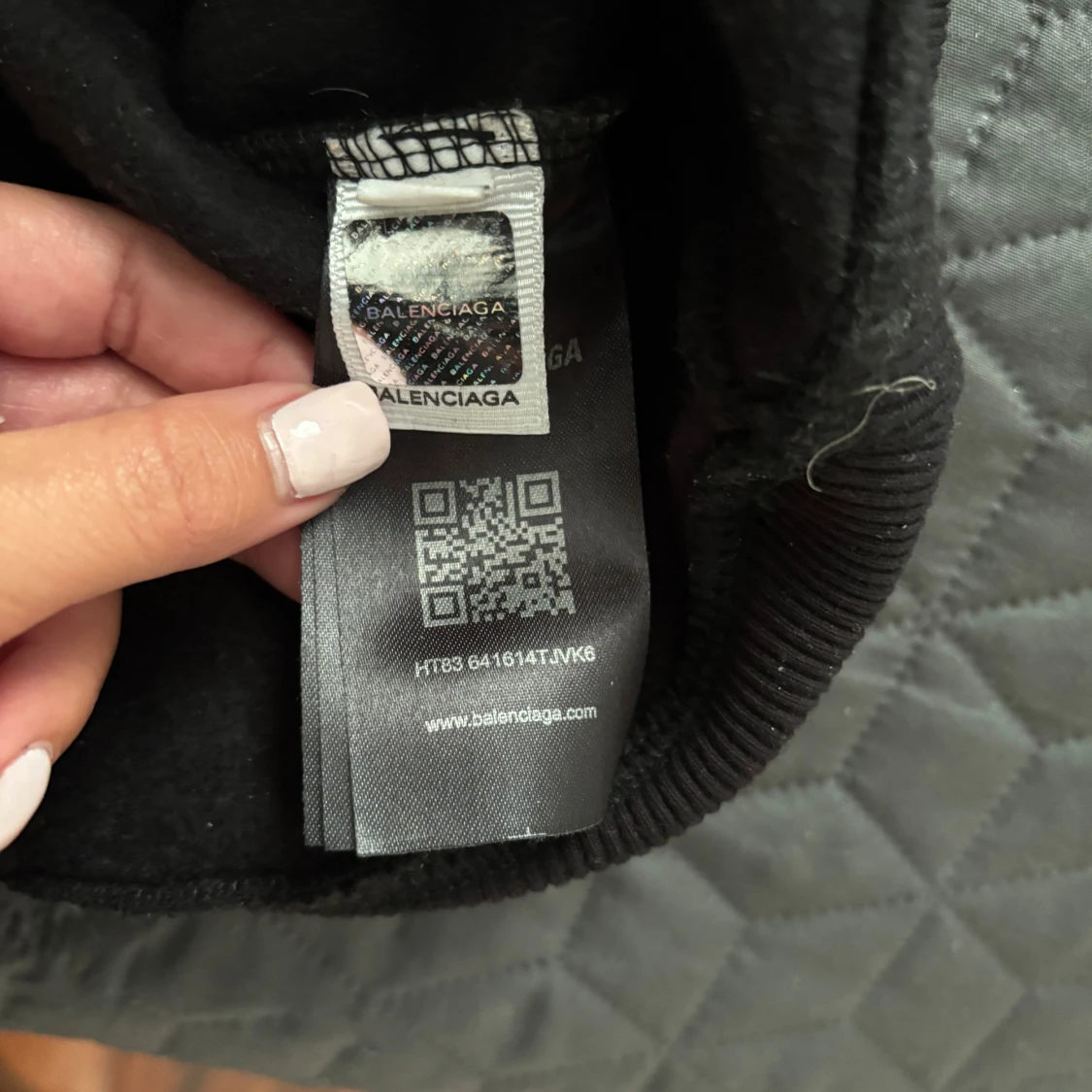 Svart hoodie med logga - 4