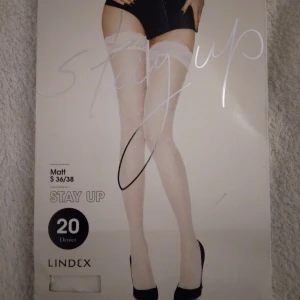 HELT NYA OANVÄNDA vita stay-up strumpor med mönster och spets från Lindex,  XS-S. - HELT NYA OANVÄNDA Stay-up strumpor från Lindex i vit färg med mönster och bred spetskant upptill. Strumporna är matta och har silikonremsa för att sitta på plats. Materialet är 92% polyamid och 8% elastan, vilket gör dem tunna och stretchiga. Perfekt för dig som gillar detaljer och snygga ben. 36-38 men passar troligen även någon med XS-S. Felfria.