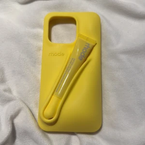 Rhode skal  - Rhode skal i färgen lemontini med läppglans, 16 pro i mycket bra skick 💛 säljer eftersom jag råkade beställa fel !! den är äkta och limiterad upplaga !! Läppglanset är inkluderad då den inte har blivit använd !