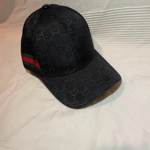 Svart keps - Helt ny fler bilder privat Med vänlig hälsning