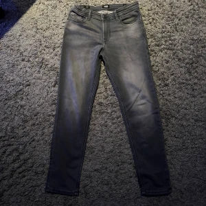 Jack Jones jeans - Säljer dessa feta Jack Jones jeans i modellen slim glenn i storlek 27/30. De är gråa med en skön tvätt. Hör av er vid frågor och priset är ej hugget i sten!