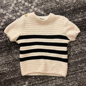 Randig topp Zara - Stickad randig topp från Zara med guldknappar på ena axeln. Utmärkt skick utan defekter. Titta gärna in mina andra annonser och lägg gärna bud på bundle så kommer vi överens om nåt💗 Det finns just nu möjlighet till fri frakt, kontakta mig!