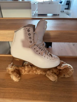 Jackson freestyle - SKRIV INNAN KÖP!! !! pris går att diskuteras vid snabbt köp !!  Nästan helt nya freestyles som använts i ca 8 månader. Slipats då jag köpte och sedan endast en gång till. Har aspire xp skenor.  Storlek   4 1/2  De är superhårda och har många slipningar kvar.  Lite repor och tejprester högre upp, men det går att tväta bort.  Jag säljer då Jacksons va helt fel för mina fötter och då jag behöver Edea istället.