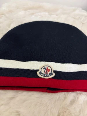 Marinblå mössa - Marinblå mössa helt ny