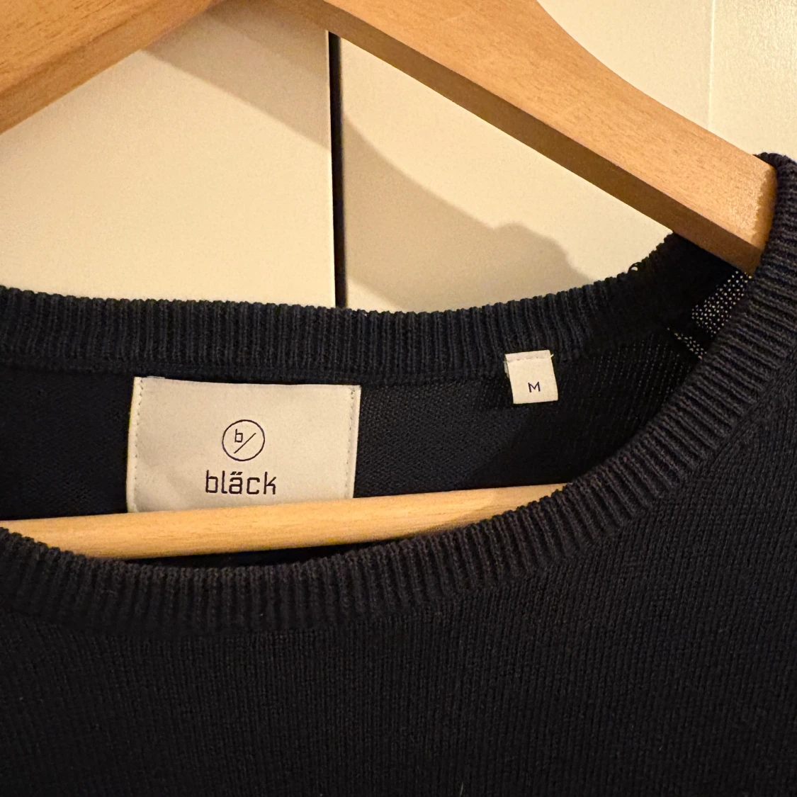 Mörkblå stickad tröja från Bläck - 2