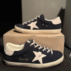 Golden goose - Säljer dessa sällsynta golden goose i super skick~aldrig använda~ stlk 44 kan passa 43~ allt og medföljer(box,dustbag,extrasnören)~ vid funderingar är det bara att höra av sig mvh br( de är lite sämsre skick än på bilderna därav priset, skriv privat om ni är intresserade)