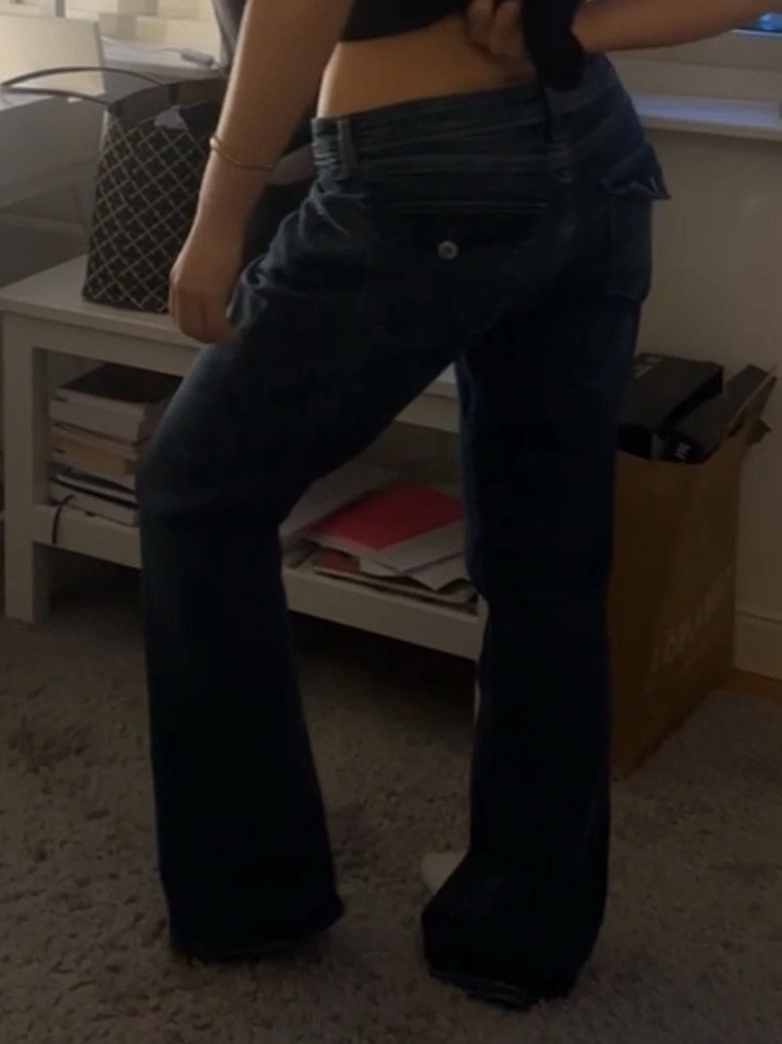 Mörkblå bootcut jeans med fickdetaljer - 1