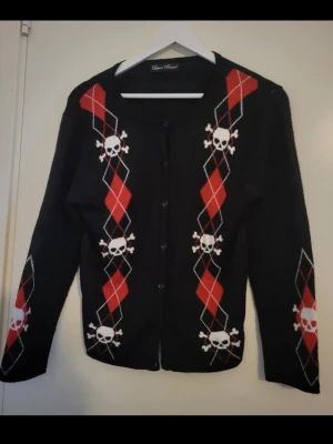 Finstickad kofta med skallar - Den har ingen  etikett med storlek men den passar S-M
