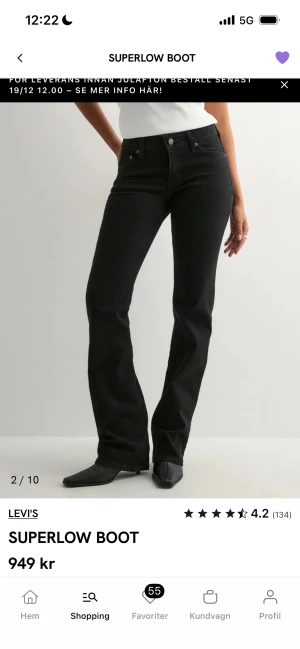 Levi's Superlow Boot svarta jeans - Snygga svarta Levi's Superlow Boot jeans med låg midja och klassisk bootcut. Dessa är som nya använt dom några enstaka ggr men vill gå ner en strl drf säljer jag.