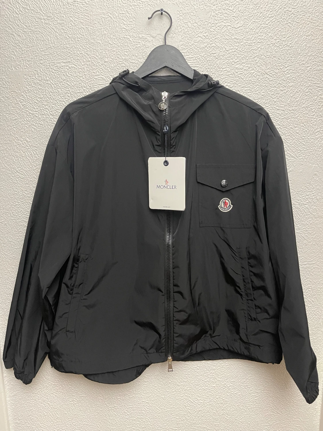 Svart vindjacka från Moncler med huva