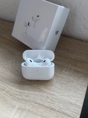 AirPods Pro (2nd generation)  - Apple AirPods Pro (2nd gen) med MagSafe-laddningsetui (USB-C). Trådlösa hörlurar med aktiv brusreducering och transparensläge. Mycket fint skick, komplett med originalförpackning. Perfekt för musik, samtal och träning. Perfekt julklapp/present till dina barn eller vänner. Dom kommer helt oöppnade och oanvända skickar samma dag som beställningen. 