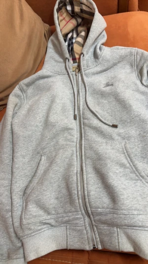 Burberry zip up hoodie - Jätte bra skick, inga skador.  Passar dig som har storlek S också 