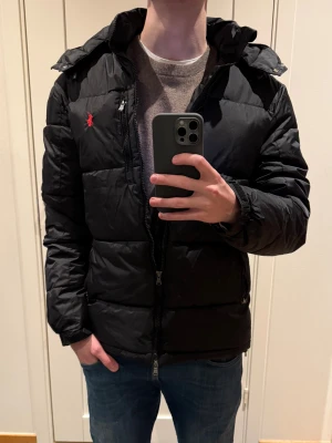 Ralph Lauren jacka - Hej, säljer min brors Ralph Lauren jacka som han inte har använt sen förra vintern. Därför i väldigt fint skick 8/10. Enda saken är att dragkedjan är lite seg bara, men inget man tänker på. Köpt för runt 5,000 SEK säljs för =2,399 SEK - har nog kvitto på den med. Fraktar inom 24h, tack 🙌😁