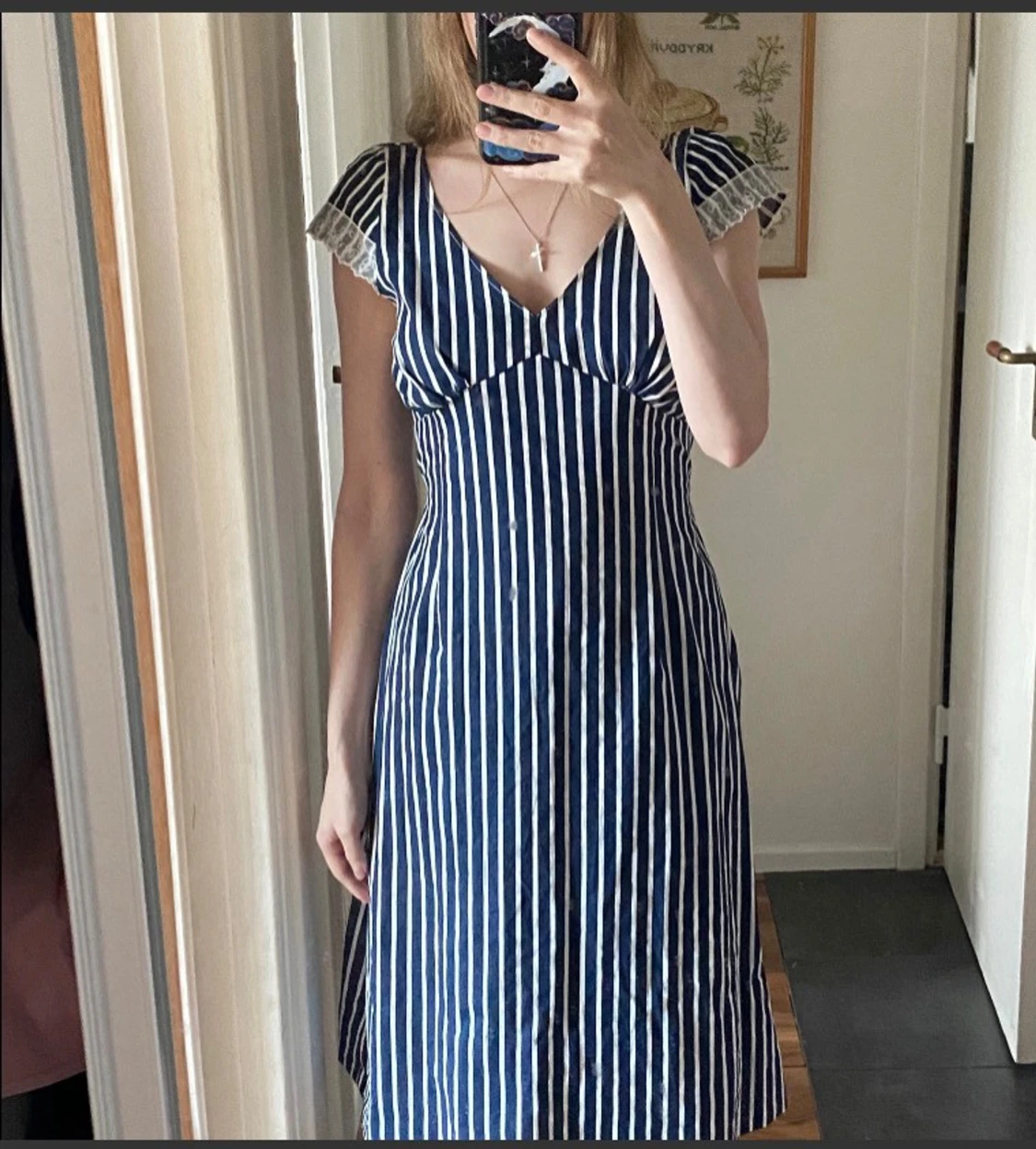 Randig blåvit klänning med spetsdetalj - 1