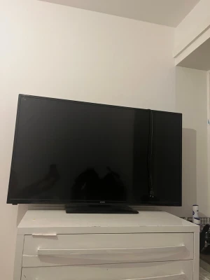 Tv - Skantic tv, 50 tum. Inga konstigheter med den, fungerar som helt ny tv