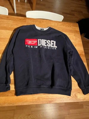 Diesel Tröja - En fet college tröja från diesen i storlek S. Den är marinblå, men lutar mot svart. Lite mitt emellan. Bra skick, inga tecken på slitage.
