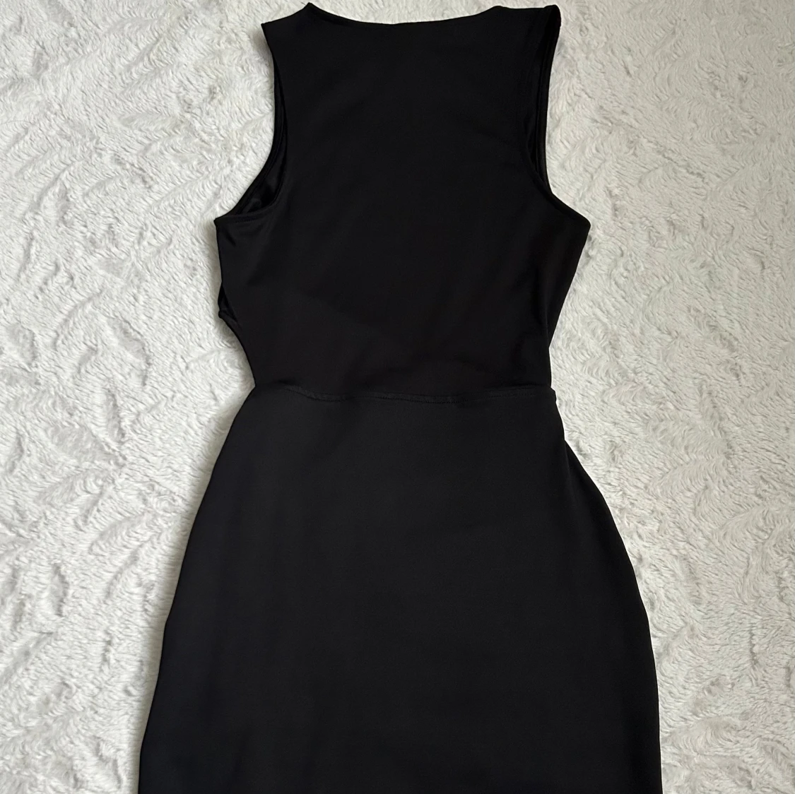 Svart cut out klänning från Divided - 2