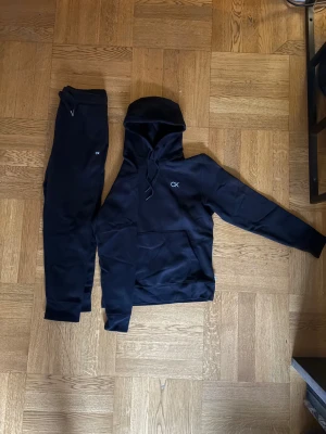 Svart helt ny Calvin Klein tracksuit  - Svart Calvin Klein tracksuit helt ny storlek S