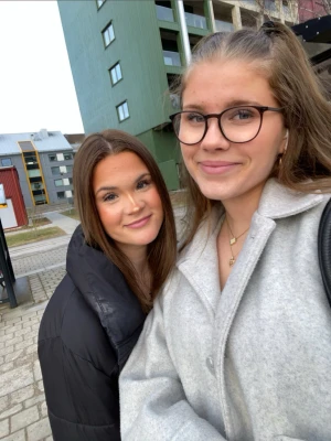 Grå kappa.  - Säljer grå kappa för att jag inte använder längre. Den är väl använd och vissa knappar sitter lite löst( bilder går att få). Köpt från lager för länge sedan och är lite missfärgad på få ställen men inte så att man märker en större skillnad. 