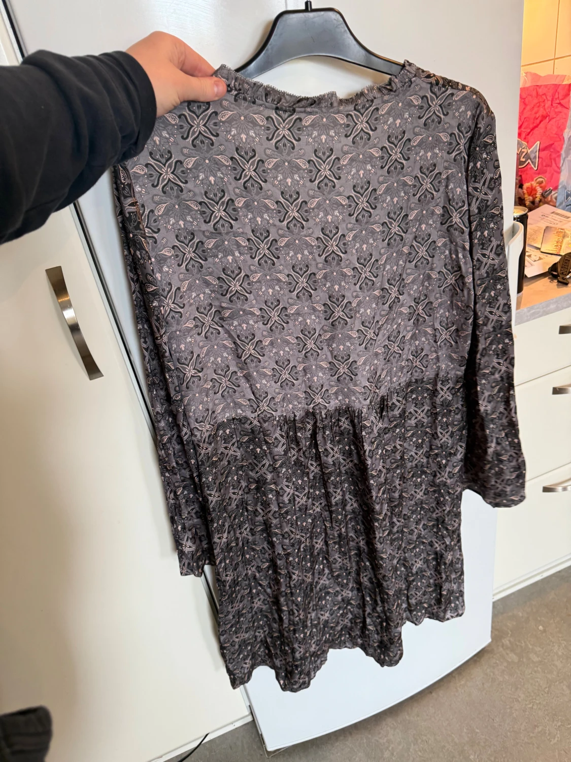 Mönstrad svart/grå kortklänning - 6